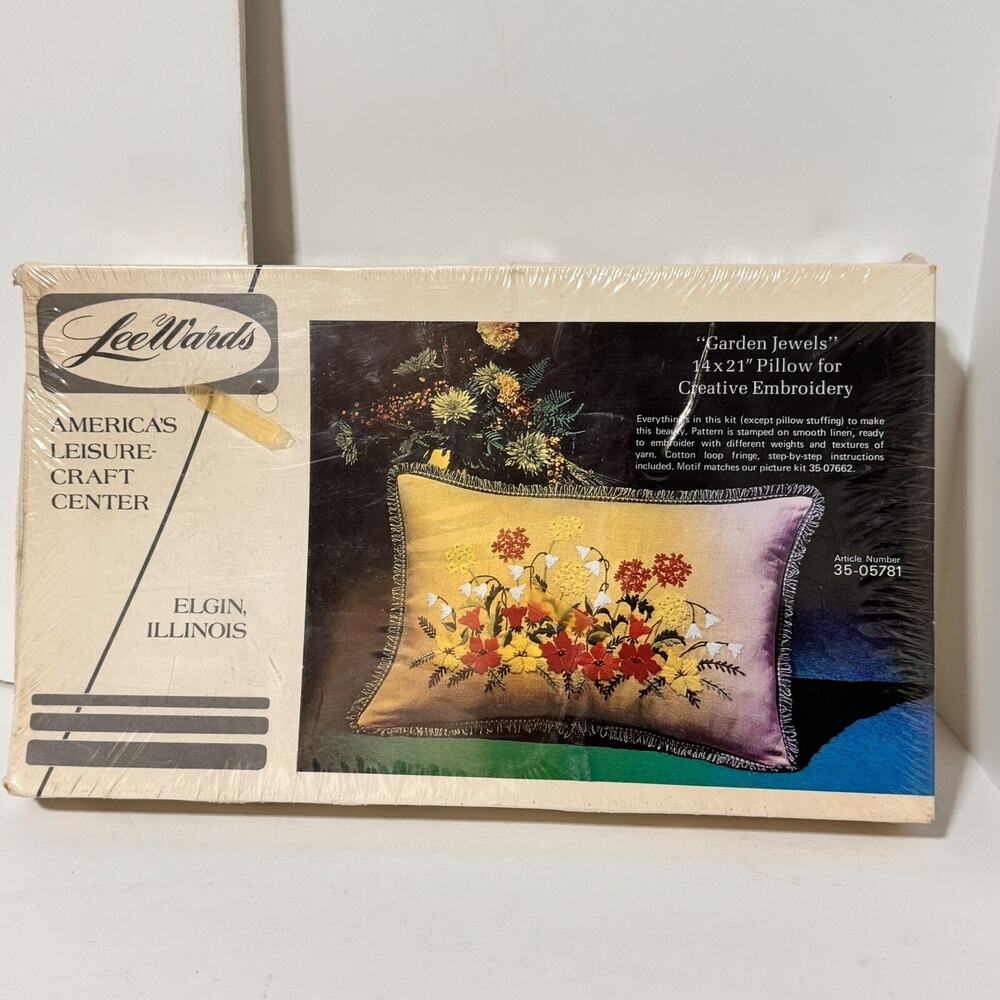 Lee Wards America’s Leisure‎ Craft Center “Garden Jewels” 14x21 Pillow 35-05781